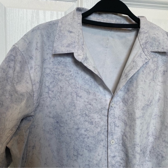 Lululemon airy on the move button up - Picture 2 of 4